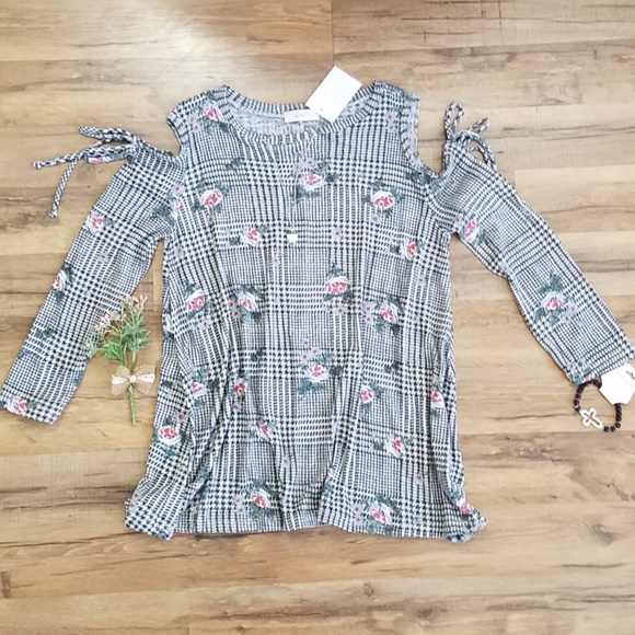 Tops - 4/$24 SALE - GINGHAM FLORAL LONG SLEEVE TOP